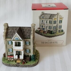Liberty Falls The Sinclair Hotel Miniature Figurine Building Village Decor